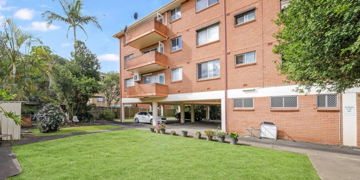 Immaculate 1 Bedroom + Study aprtment move in ready