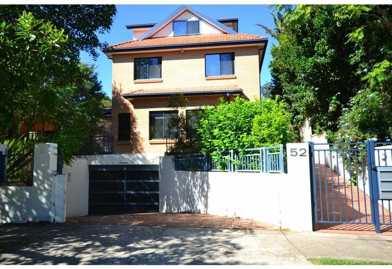 STUNNING THREE BEDROOM TOWNHOUSE