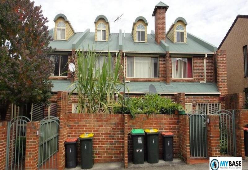 3 BEDROOM MODERN TOWNHOUSE - CLOSE TO STATION.