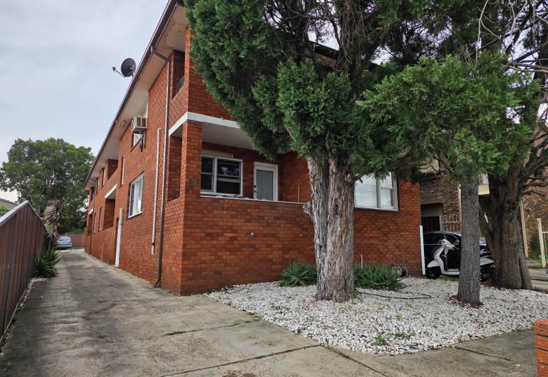 CONVENIENT 2 BEDROOM UNIT - CLOSE TO STATION.