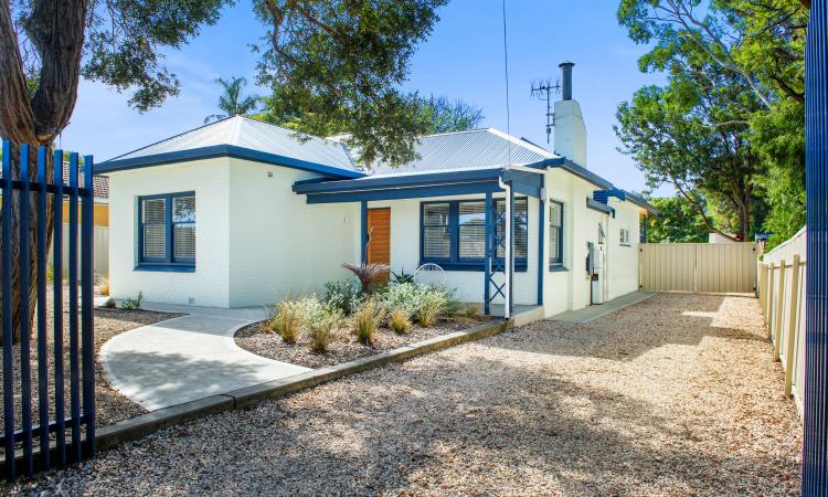 Modernist Charm Meets Coastal Lifestyle – Renovated to Perfection!