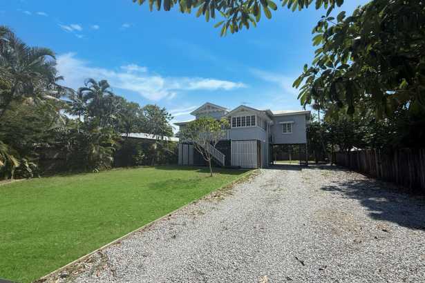 🌴 72 Holland St — Renovated Queenslander, Walk to the Beach!
