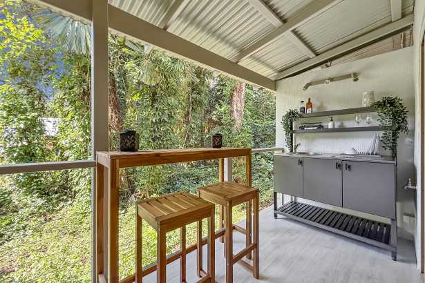 🌴 Beautiful Townhouse Backing Onto Rainforest – Cassowary Villas 🏡