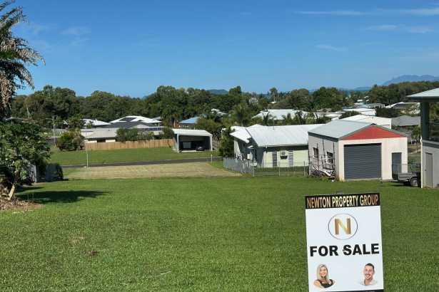 See the Sea – 20 Admiralty Street, South Mission Beach