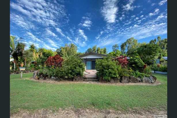 Private Coastal Retreat with Big Shed & Boat Storage 🌴⚓