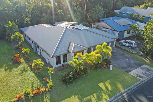 Spacious Family Living with Pool & Triple Garage – 1 Street from the Beach 🌴