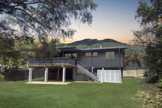 Move-In Ready Queenslander on 1,042m² in Central Tully