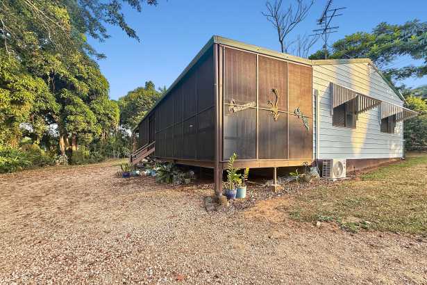 Renovated Beachside Living in Quiet Bingil Bay