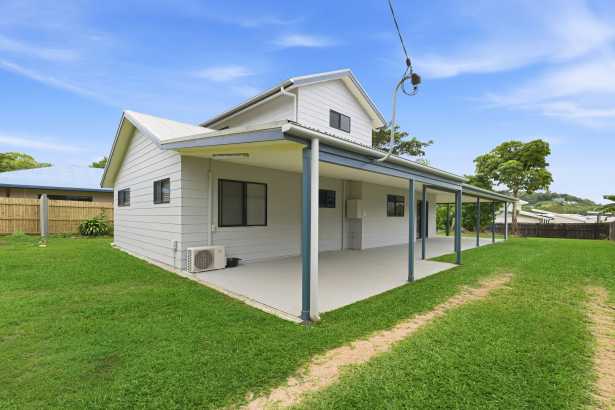 Spacious Coastal Family Living 300m from South Mission Beach