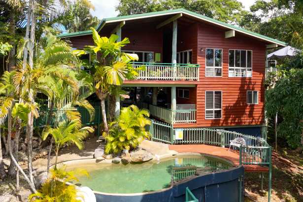 Dual Living, Income Potential & Coral Sea Views