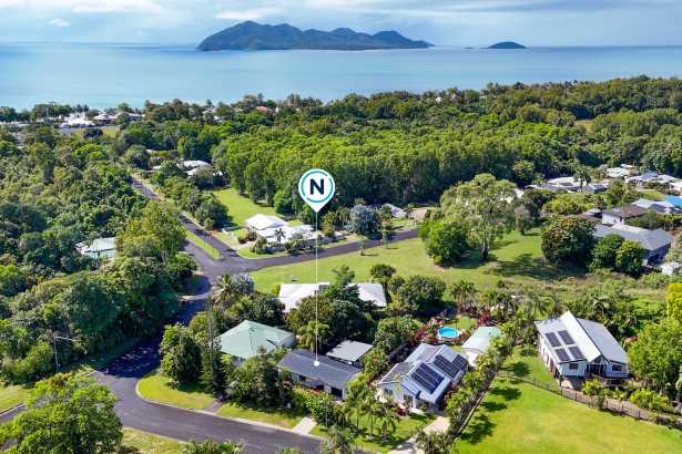 A Private Tropical Retreat - Walk to the Beach!