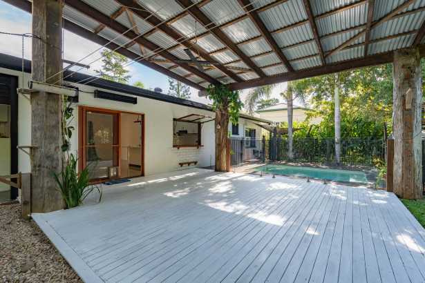 A Private Tropical Retreat - Walk to the Beach!