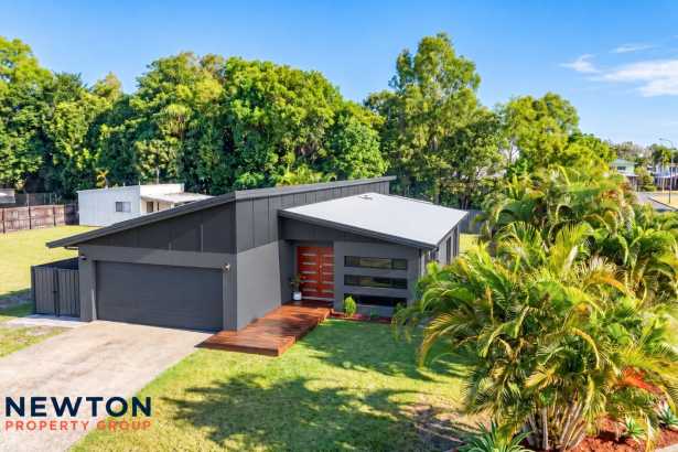 Freshly Updated Poolside Living, a Walk from South Mission Beach
