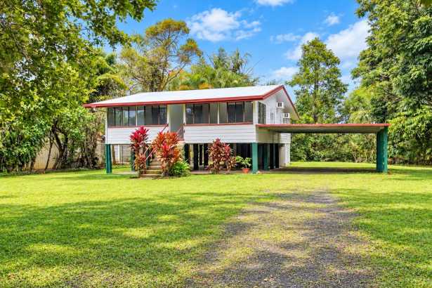 Creekside Queenslander with Mountain Views, Privacy & Room to Move