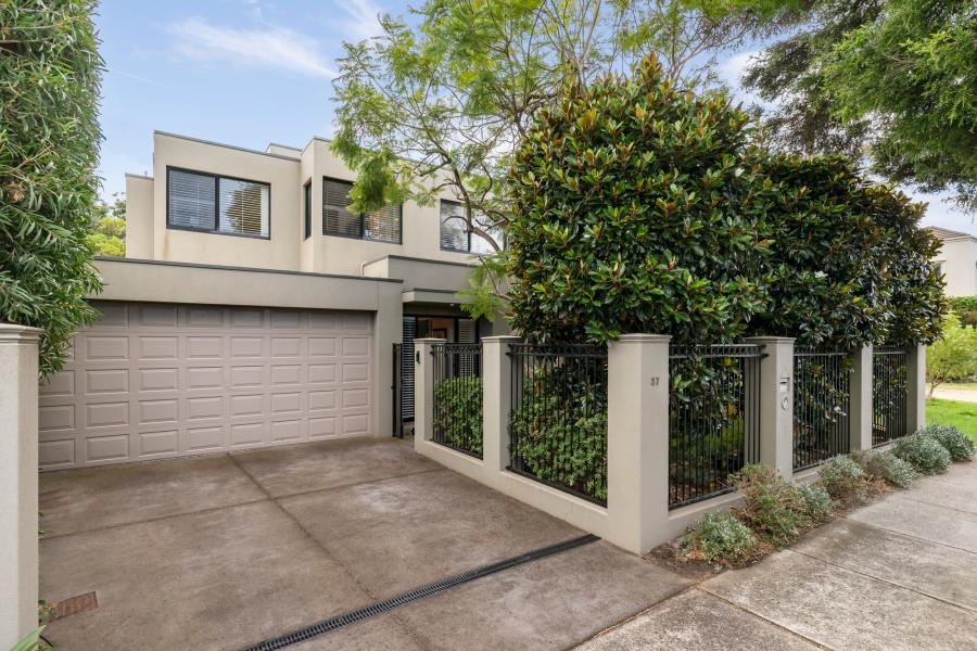 Low Maintenance Living, Luxury Lifestyle & Steps to the Bay