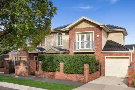 Easy-care Entertainer in a Prized Locale