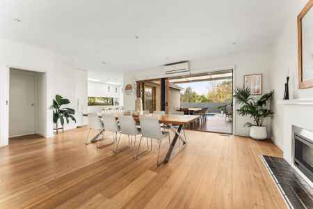 Modern Family Haven with Poolside and Studio Luxury by the Park