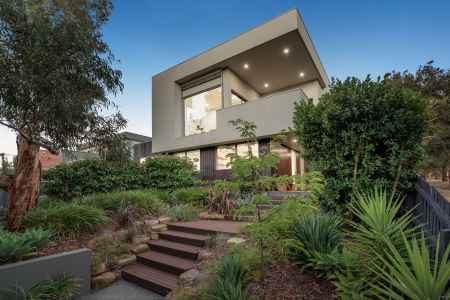 Contemporary Living in Prime Park side Location