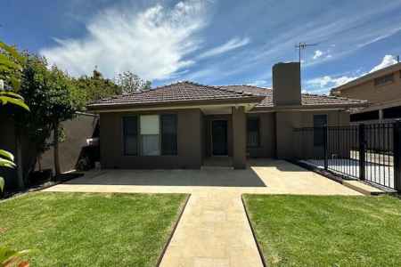 Low-Maintenance Luxury in Perfect Position