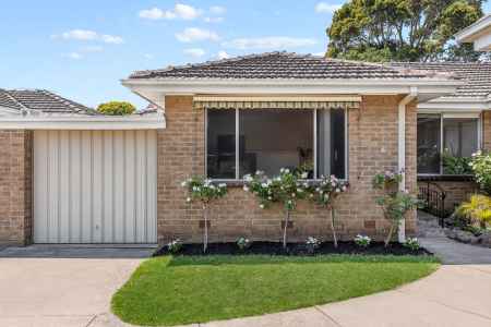 Bright & Spacious Just Steps to the Shops!