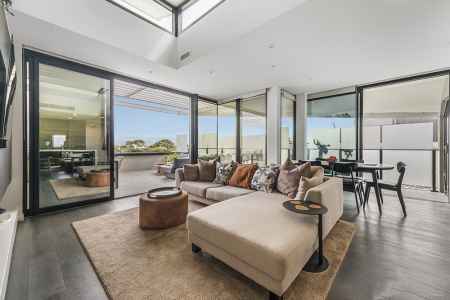 Statement Living in a Premier Bayside Setting