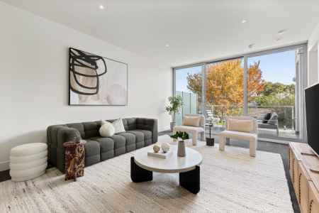 Sun-splashed Style in Premier Locale