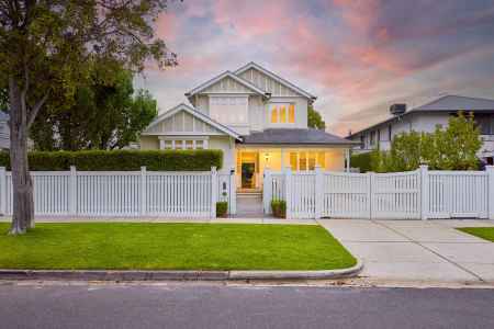 Family Luxury with Blue-Ribbon Bayside Address