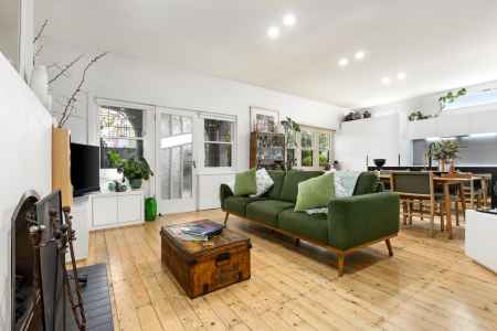 Art Deco Apartment in Lush Sub-Tropical Surrounds