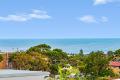 Bright ocean-view apartment with parking near Charing Cross and Bronte Beach!