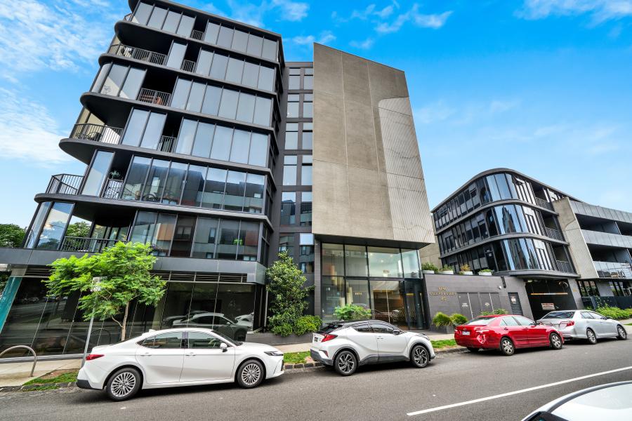 Sophisticated Urban Living with Tram At The Doorstep