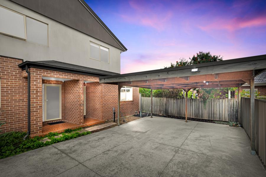 Charming & Low-Maintenance Living in a Prime Hadfield Location