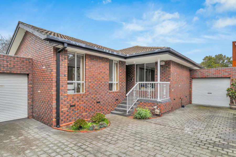 Stylish & Convenient Living in the Heart of Essendon