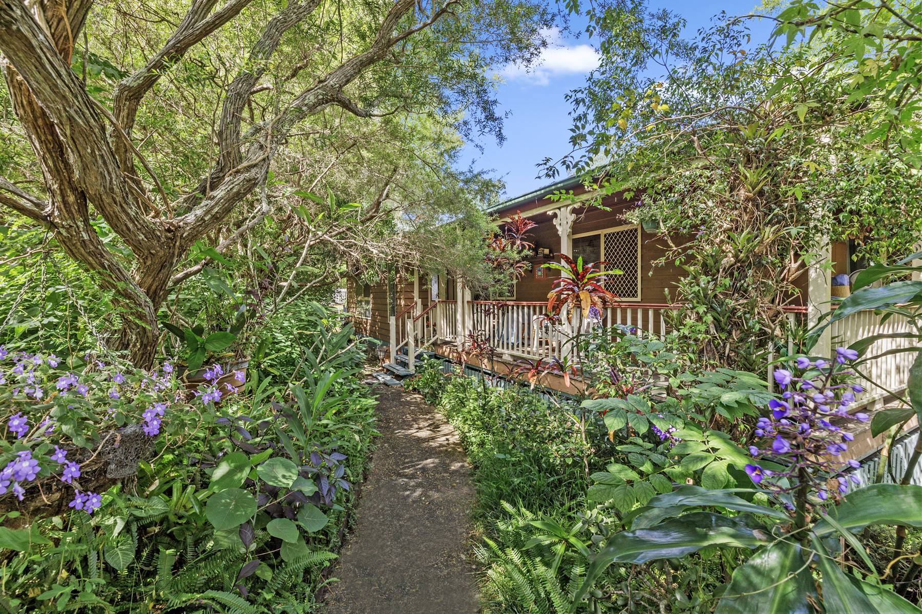 Charming Colonial Inspired Home Awaits New Memories Pam Court