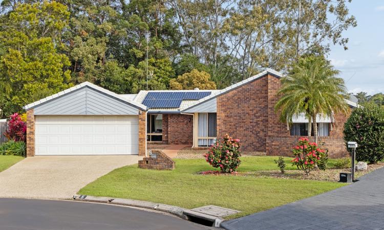 A Much-Loved Family Home in a Prime Mountain Creek Location!!
