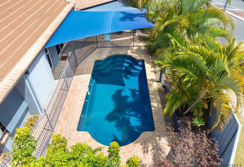 SPLASH INTO SUMMER WITH THIS STUNNING PROPERTY – SHORT WALK TO SHOPS & BUS