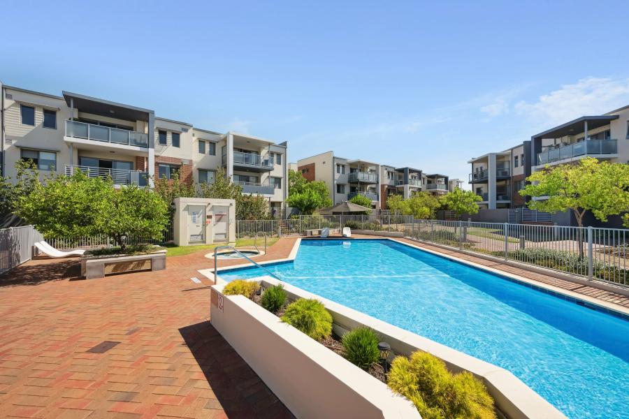 Top Floor Overlooking the Pool!