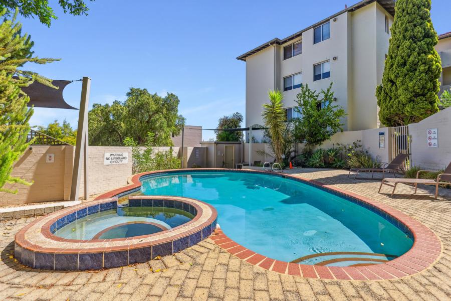 Ground Floor Courtyard Apartment with Sparkling Pool