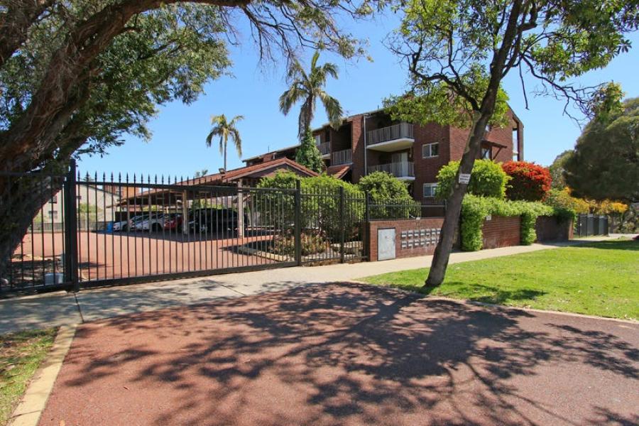 Spacious Apartment Opposite Parklands