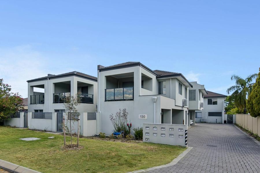 Top Floor with No Common Walls!