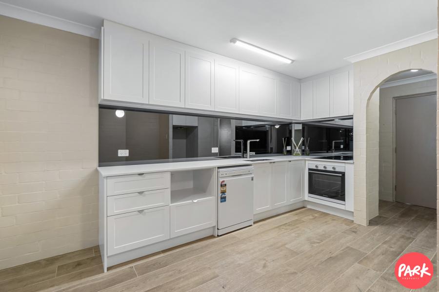 Right on the Edge of the Cafe Strip!