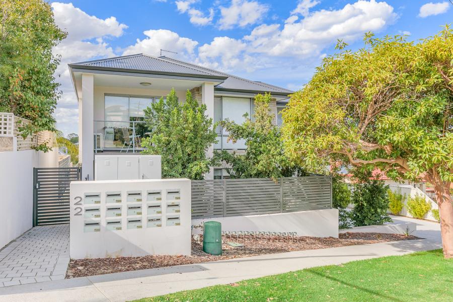 Near New Apartment with 2 Car Bays!