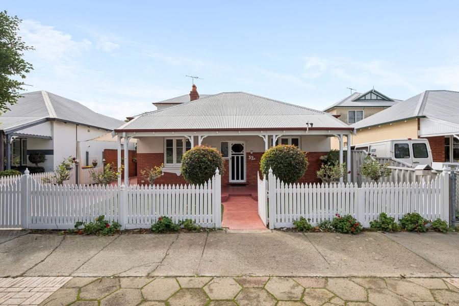 Vic Park's Best Location - Opposite Raphael Park!