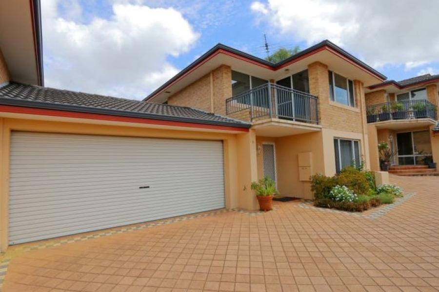 Spacious Townhouse Close to Cafe Strip