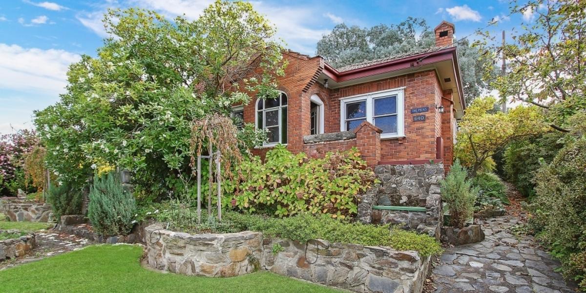 CENTRAL ALBURY LIVING WITH VIEWS