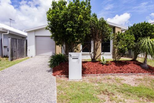 51 Scarborough Cct, Blacks Beach, Blacks Beach - Image 1
