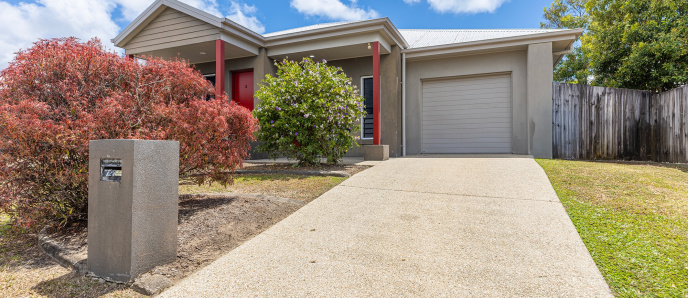 Spacious Duplex, Generous Yard & Relaxed Coastal Living