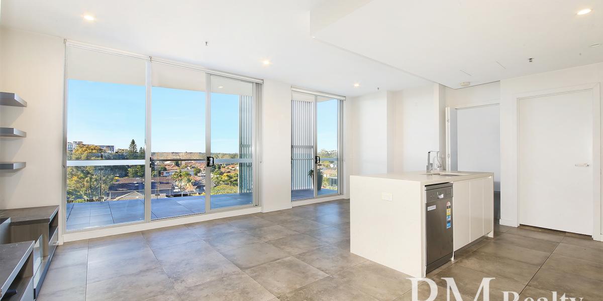 Light-Filled Apartment with District Views