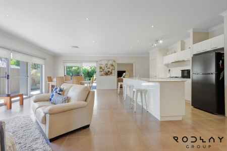 Executive living in Shoalwater