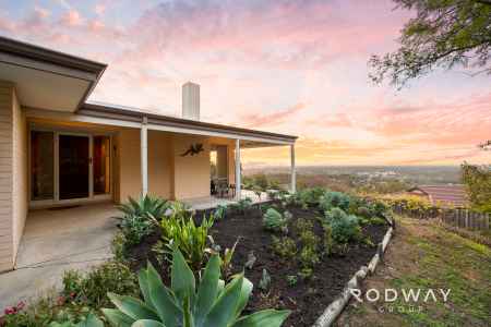 MAKE THIS SPACIOUS MOUNT NASURA RETREAT YOUR FAMILY’S NEXT CHAPTER!