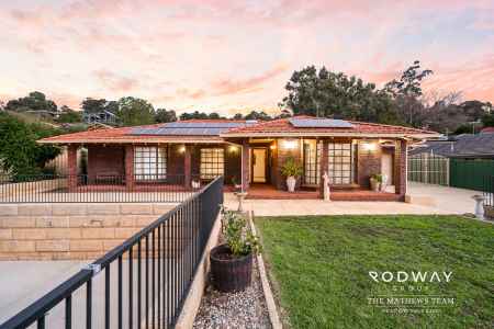 THE ULTIMATE HILLS RETREAT WITH A MAN CAVE/GRANNY FLAT, JACUZZI & SERIOUS SPACE!